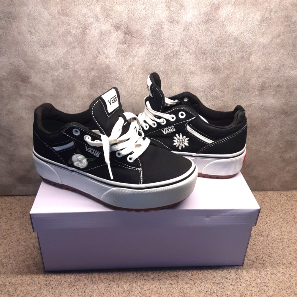 Vans Women's size 7 Black canvas Seldan low cut  platform Sneakers